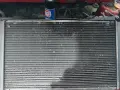 Chłodnica klimatyzacji samochodowej z puszką preparatu i kluczem.