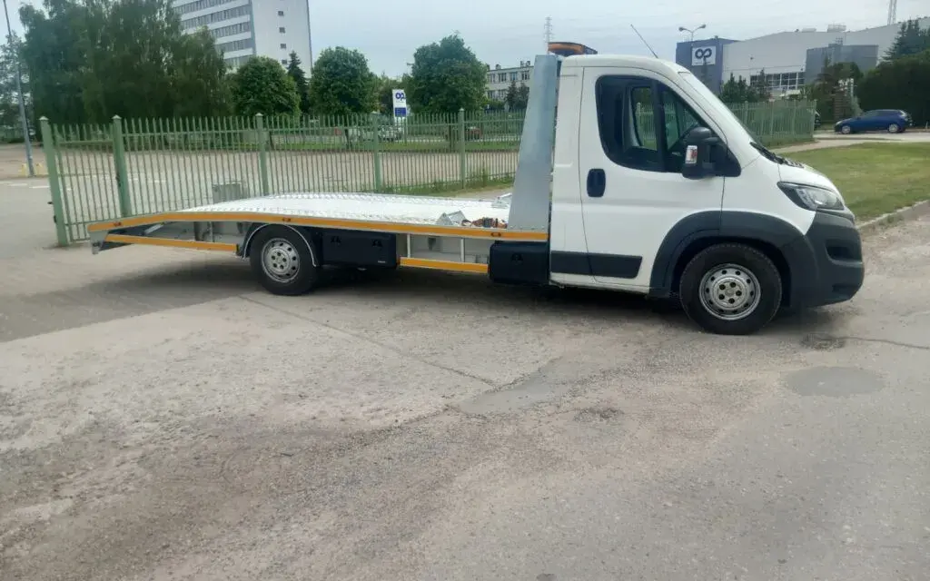 Ile kosztuje holowanie na autostradzie? Cennik i porady
