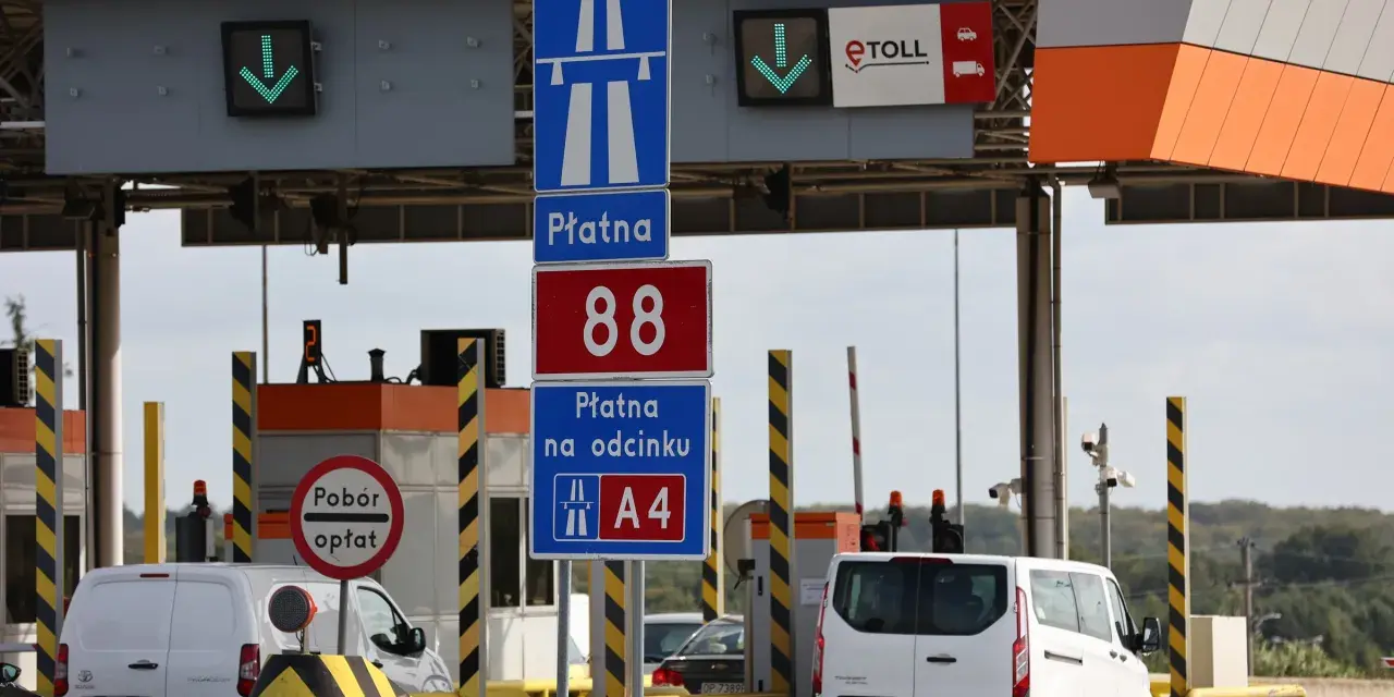 Znaki drogowe na płatnym odcinku autostrady A4 z systemem e-TOLL.