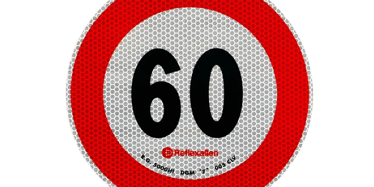 Jaka prędkość holowania? Limity 30/60 km/h i zasady bezpieczeństwa