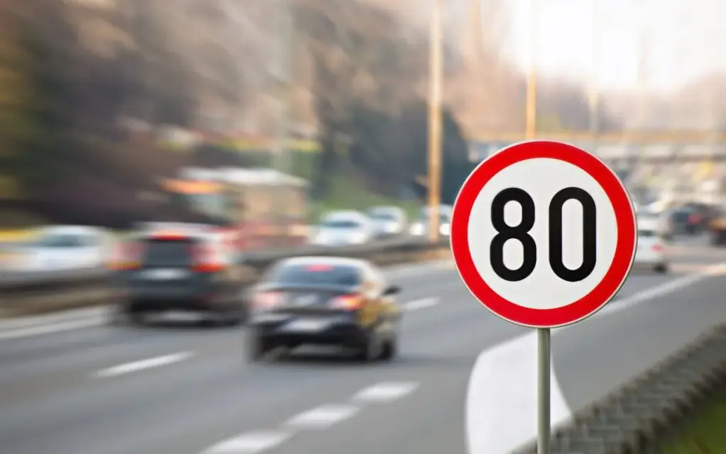 Prędkość na autostradzie: Limity, mandaty i mity wszystko, co musisz wiedzieć