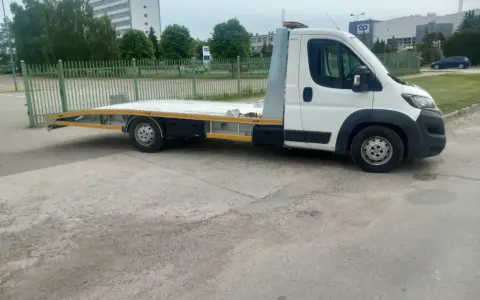 Ile kosztuje holowanie na autostradzie? Cennik i porady