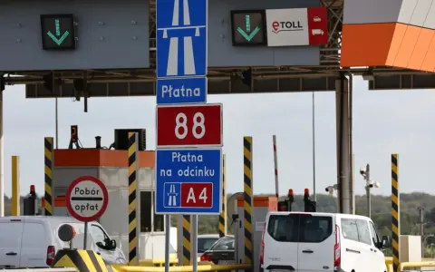 Znaki drogowe na płatnym odcinku autostrady A4 z systemem e-TOLL.