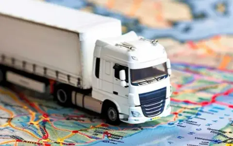 Ile pali ciągnik siodłowy? Spalanie i czynniki wpływające na koszty