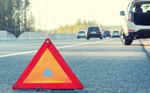 Holowanie na autostradzie: czy wolno? Przepisy, mandaty i bezpieczeństwo