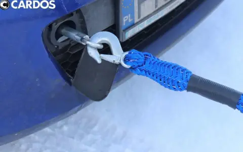 Toyota Avensis: Gdzie jest i jak zamontować zaczep holowniczy?