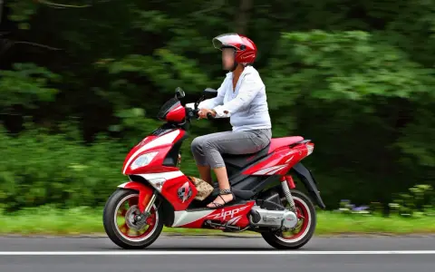 Skuterem 125cc po autostradzie? Sprawdź przepisy i ryzyko!