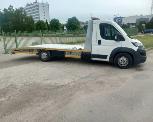 Ile kosztuje holowanie na autostradzie? Cennik i porady