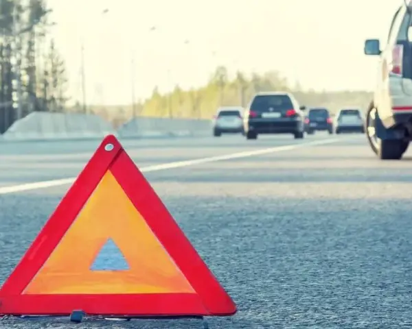 Holowanie na autostradzie: czy wolno? Przepisy, mandaty i bezpieczeństwo