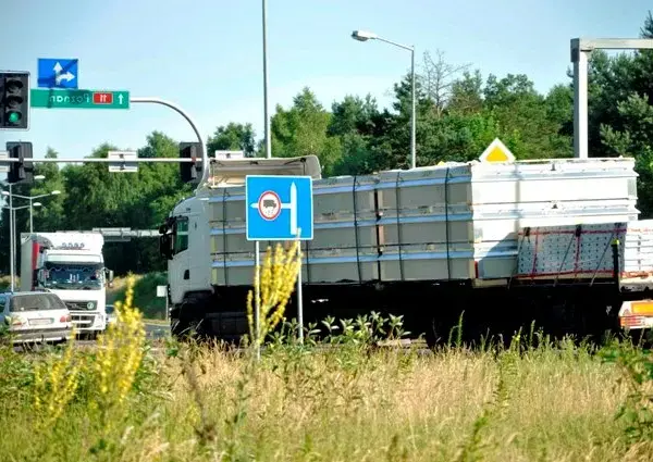 Jak rozmieścić ładunek na naczepie: Praktyczny poradnik