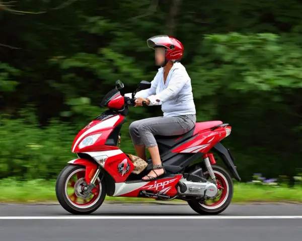Skuterem 125cc po autostradzie? Sprawdź przepisy i ryzyko!