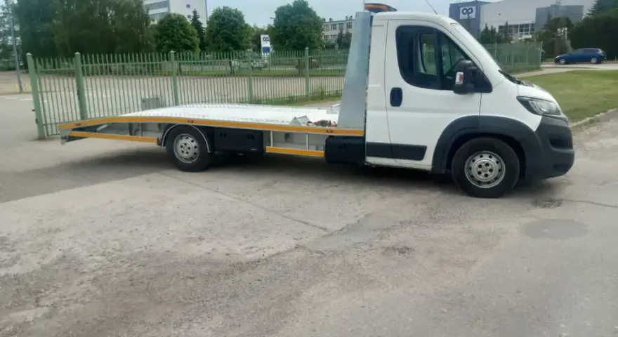 Ile kosztuje holowanie na autostradzie? Cennik i porady