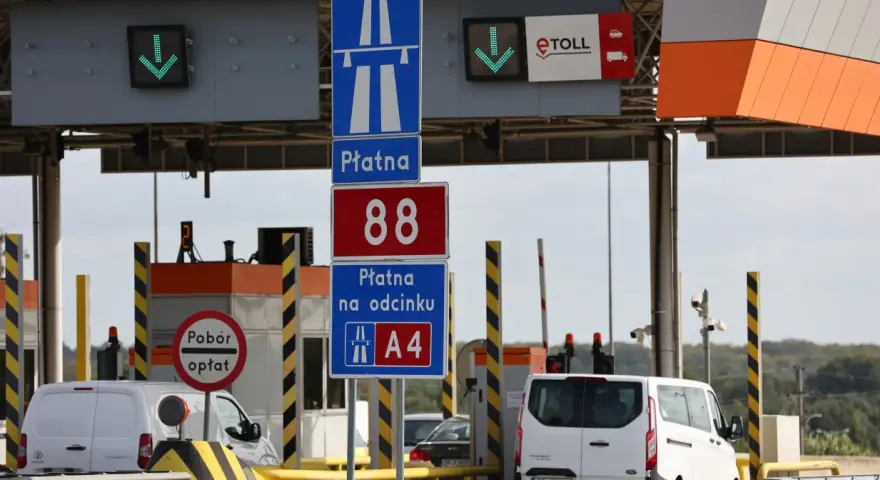 Znaki drogowe na płatnym odcinku autostrady A4 z systemem e-TOLL.