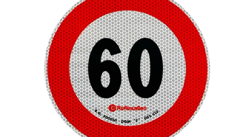Jaka prędkość holowania? Limity 30/60 km/h i zasady bezpieczeństwa