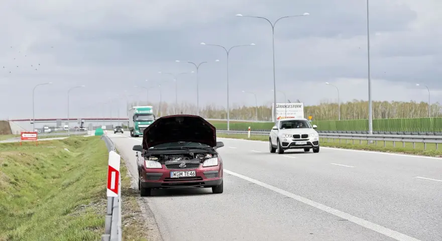 Holowanie na drodze ekspresowej: Czy wolno? Przepisy i mandaty