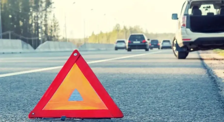 Holowanie na autostradzie: czy wolno? Przepisy, mandaty i bezpieczeństwo
