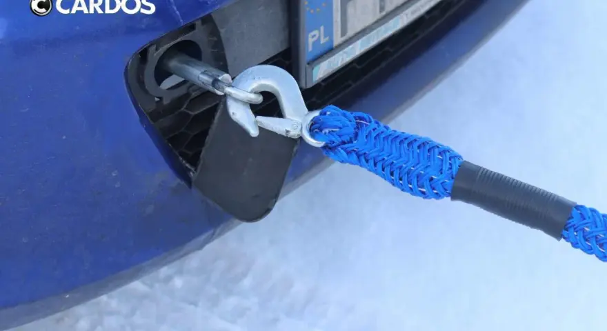 Toyota Avensis: Gdzie jest i jak zamontować zaczep holowniczy?