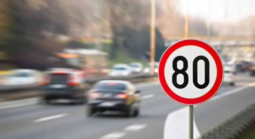 Prędkość na autostradzie: Limity, mandaty i mity wszystko, co musisz wiedzieć