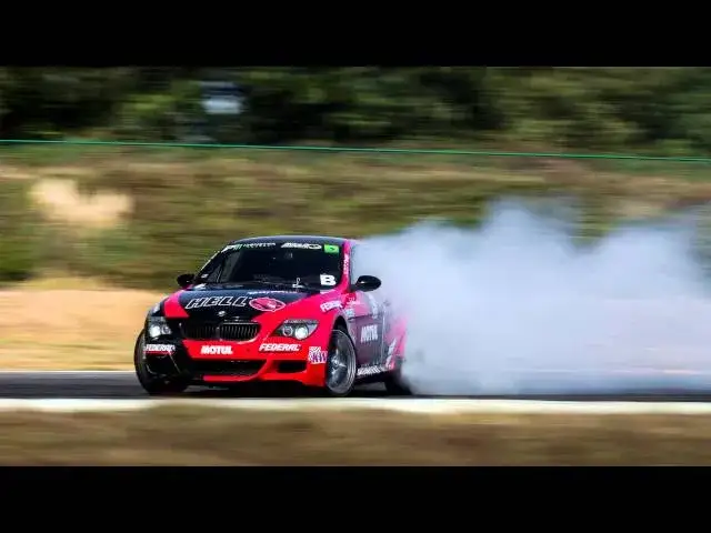 samochód pisk opon burnout