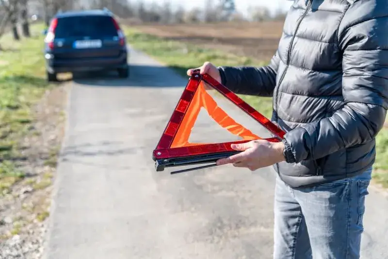 Prawidłowo zamontowany trójkąt ostrzegawczy na holowanym samochodzie
