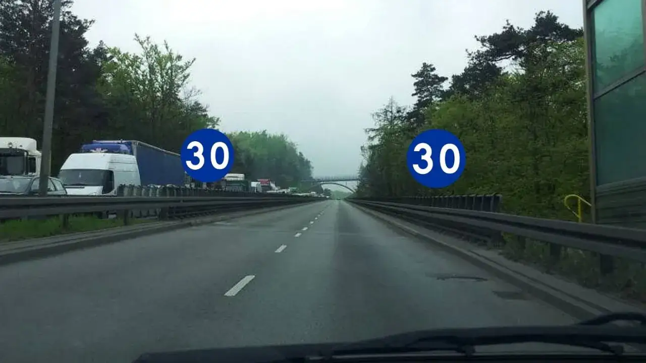 Znaki drogowe ograniczenie prędkości autostrada pogoda